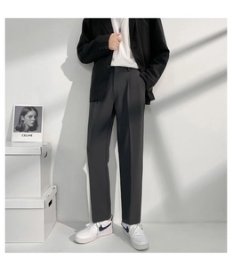 Détail du pantalon de costume gris foncé à coupe droite avec pli marqué pour hommes