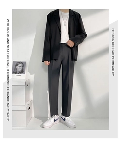 Détail du pantalon pour hommes à coupe droite avec une couture nette et tissu premium