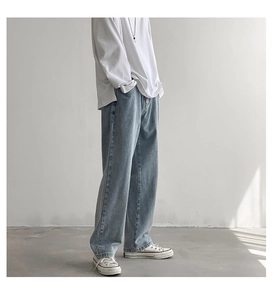 Relaxed fit lichtblauwe jeans met rechte pijpen gestyled met canvasschoenen voor casual look
