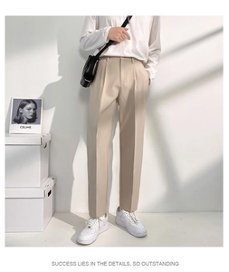 Détail du pantalon habillé kaki pour homme avec pli marqué et coupe droite professionnelle