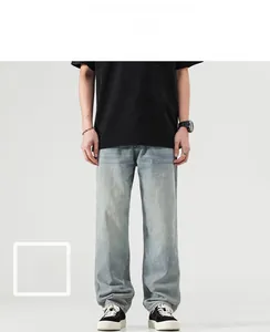 Détail du délavage vintage sur le jean bleu clair à coupe droite ample pour homme