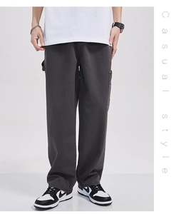 Détail du pantalon cargo en coton gris anthracite avec une coupe droite et tissu twill