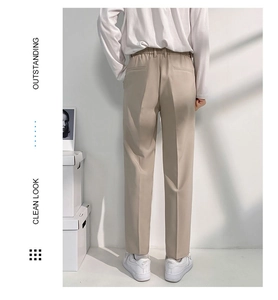 Détail du pantalon beige pour homme avec coupe droite et taille élastique au dos