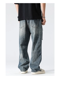 Vue détaillée de la texture denim délavée vintage et des grandes poches arrière du jean bleu