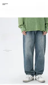 Gros plan sur un pantalon en jean délavé bleu clair avec une coupe droite et décontractée