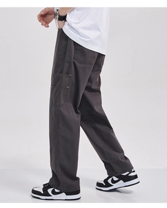 Détail du pantalon cargo gris foncé à jambe droite en coton épais avec poches latérales