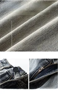 Détail de la texture denim bleu délavé avec fermeture éclair YKK et bouton en métal