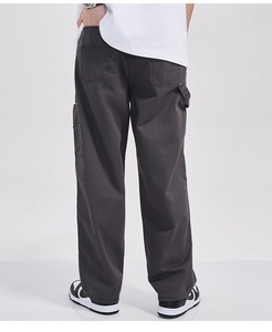 Détail du pantalon cargo en coton gris foncé avec poches arrière et coupe droite