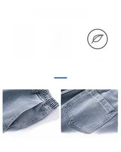 Dettaglio dell'elastico in vita e delle tasche laterali dei jeans in denim chiaro