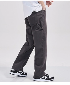 Détail d'un pantalon charpentier gris foncé avec boucle porte-outil et coupe droite