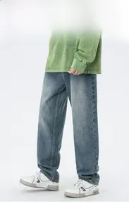Détail de la coupe 3D et du délavage des jeans amples et droits pour hommes bleu clair