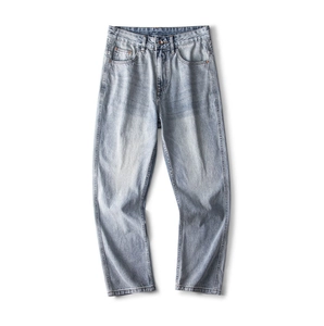 Détails d'un jean bleu clair délavé vintage avec une coupe droite et texture délavée