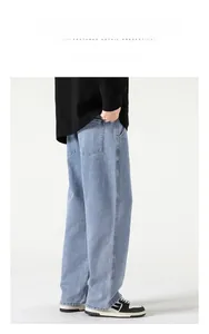 Dettaglio dei jeans azzurri lavati a gamba dritta con cuciture a contrasto e vestibilità