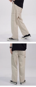 Détail du pantalon cargo en coton beige clair avec poches charpentier et coupe droite
