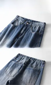 Détail du jean délavé vintage montrant la taille élastique avec bouton et poches arrière