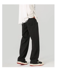 Vue détaillée arrière d'un jean noir droit de style vintage avec des poches plaquées