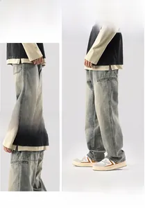 Vue détaillée du pantalon cargo en jean délavé coupe large avec poches latérales