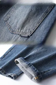 Détails de la poche arrière avec étiquette et finitions de l'ourlet sur le jean