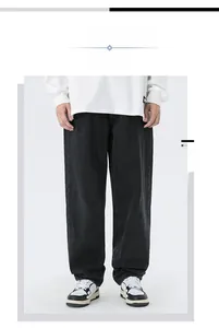 Jean noir pour homme à jambe large et coupe droite avec effet délavé pour un style décontracté