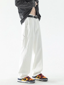 Weiße Herren Jeans im Straight-Leg-Schnitt mit weiter Silhouette und Gürtel-Detail