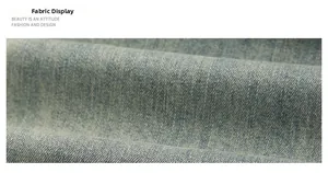 Detaillierte Makroansicht von hellblauem Denim-Stoff mit Köperbindung und Baumwollfasern