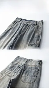 Détails de la taille avant et des passants de ceinture renforcés sur un jean bleu délavé