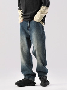 Jean ample pour homme en délavage rétro bleu vintage avec une esthétique streetwear