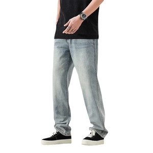Jean bleu clair pour hommes coupe droite délavé vintage pour un look décontracté moderne