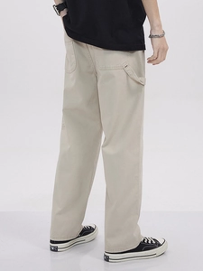 Pantalon cargo beige coupe droite pour homme avec poches arrière et sangle utilitaire