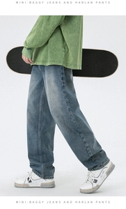 Vue latérale d'un jean baggy bleu pour homme avec un skateboard pour un look street style