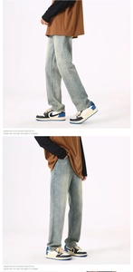 Detail einer hellblau gewaschenen Denim-Jeans mit weitem geradem Bein und Retro-Streetstyle