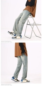 Detailansicht der hellblauen Straight-Leg-Jeans im amerikanischen Retro-Stil mit Loose Fit