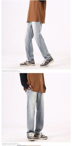 Detailansicht der hellblauen Straight-Leg-Denim-Jeans im amerikanischen Retro-Stil