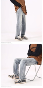 Detailansicht der hellblauen Washed-Denim-Jeans mit geradem Schnitt und Stofftextur