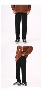 Detailsicht der locker sitzenden schwarzen Hose mit geradem Bein und Seitentaschen