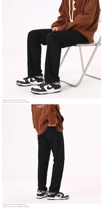 Detaillierte Ansichten der schwarzen Herrenhose mit geradem Bein im American Retro Street Style