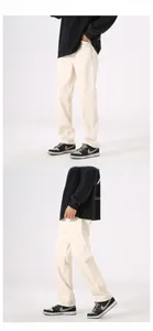 Detailansicht der cremefarbenen Jeans mit geradem Bein im Vintage-Streetwear-Stil