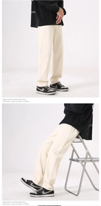 Makro-Detail der cremefarbenen Herren-Hose im weiten Schnitt und Retro-Streetwear-Stil