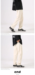Detaillierte Seitenansicht der cremefarbenen Herren-Jeans mit geradem Bein im Retro-Stil