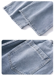 Dettaglio dei jeans lavati azzurro con orlo a doppia cucitura e tasca posteriore rifinita