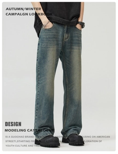 Dettaglio di jeans svasati lavaggio vintage con trama pesante ed effetti usurati gialli