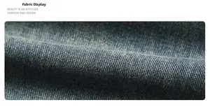 Dettaglio del tessuto denim lavato indaco scuro con evidente trama a saia ritorta