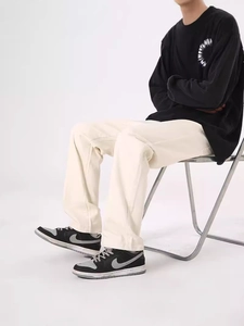 Minimalistische cremefarbene Herren-Stoffhose mit geradem Bein und einer bequemen Passform