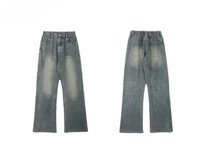 Vista anteriore e posteriore dei jeans a zampa lavaggio retrò con vita elastica e dettagli