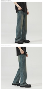 Dettaglio dei jeans a zampa blu lavaggio rétro con trama vintage americana invecchiata