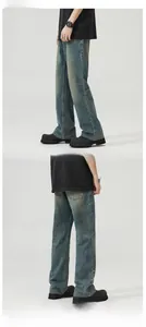 Dettaglio dei jeans svasati retrò che mostra la vestibilità ampia e il denim blu vintage