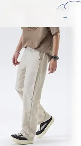 Detail der Streetstyle-Hose mit geradem Bein, Kontrastnähten und lockerer Passform