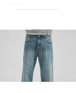 Détail du jean denim avec patch carré étoile 3301 et texture délavée de style vintage