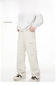 Vue détaillée du pantalon cargo kaki avec poches latérales à rabat et coupe décontractée