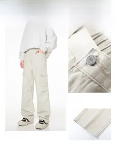 Détails du pantalon cargo blanc cassé avec grandes poches latérales et coupe décontractée